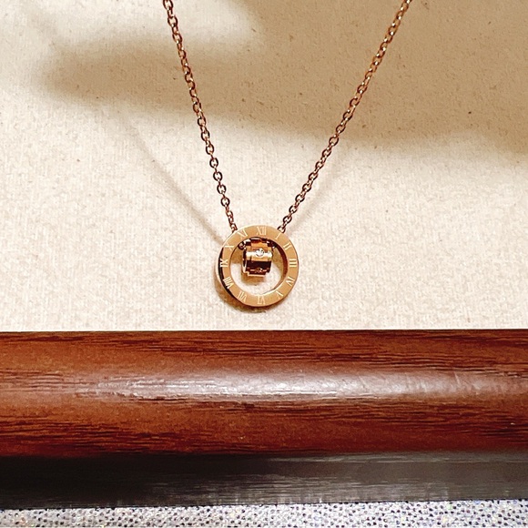 ✨ 18k gold plated rose gold Roman numeral necklace - Picture 9 of 11